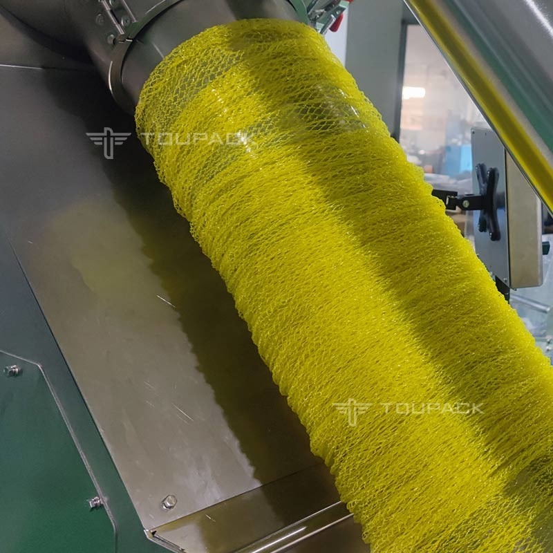 Volledig automatische netzakverpakkingsmachine voor aardappelgroenten mesh zakverpakkingsmachine