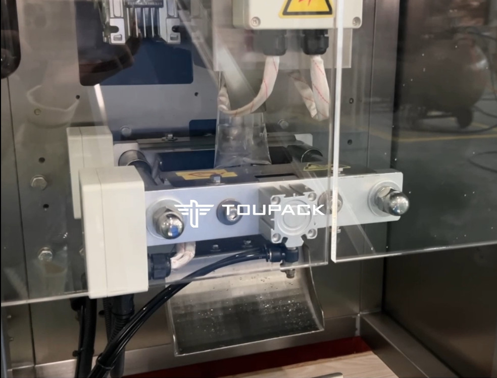 Op maat gemaakte professionele vierzijdige zegelzakken zaagtandzak melk sap kleine zak water vloeistof weeg- en verpakkingssysteem