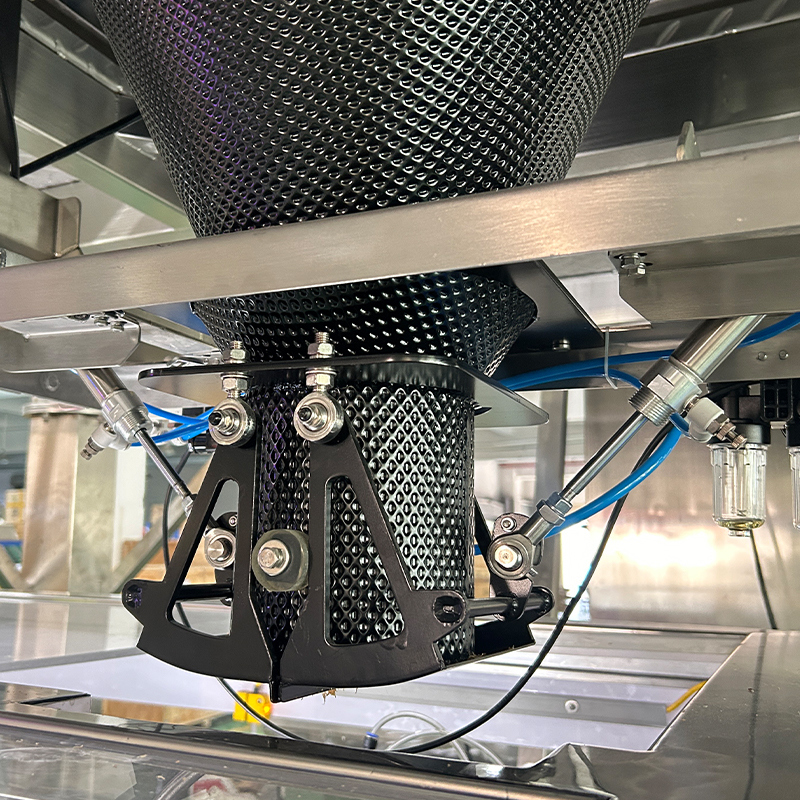 Op maat gemaakte efficiënte gedehydrateerde rundvlees Nuggets kwantitatieve zakken verpakkingsmachine klaar om te eten voedsel rundvlees Multihead Weiger