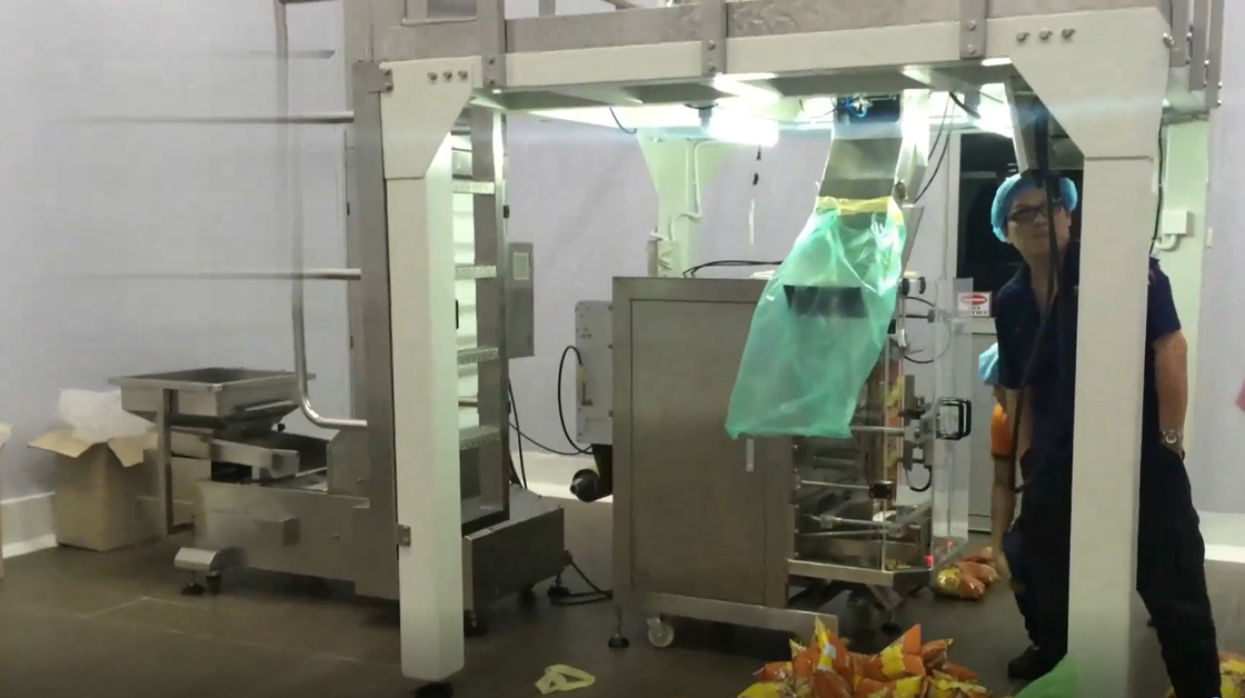 Het Wegen van VFFS Auto Vullende en Verzegelende Machine 2.2KW voor het het Hoofdkussenin zakken doen van het Snackvoedsel