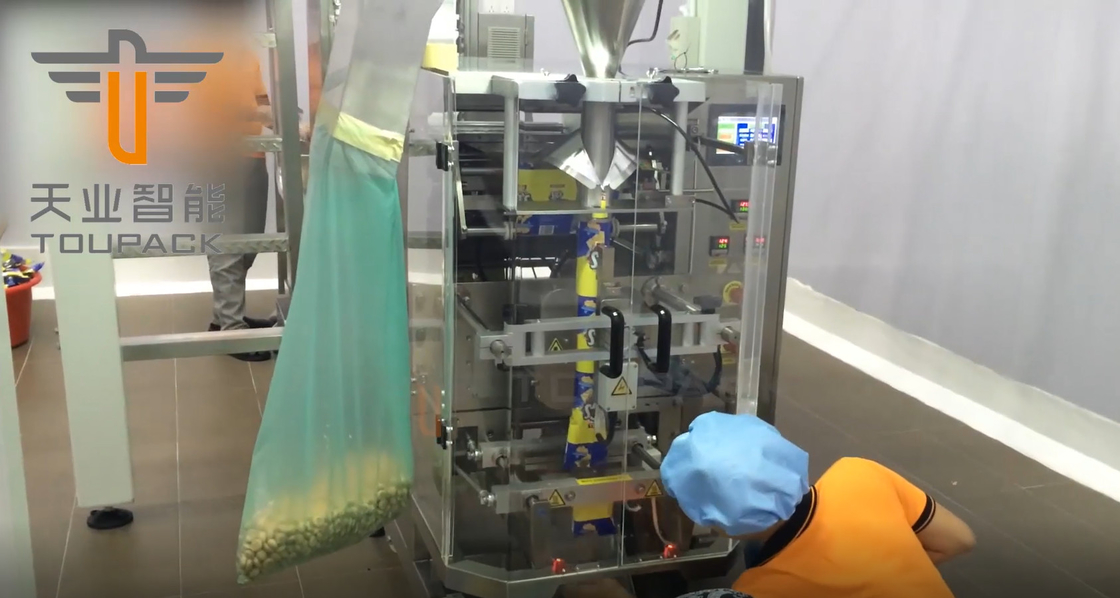 Het Wegen van VFFS Auto Vullende en Verzegelende Machine 2.2KW voor het het Hoofdkussenin zakken doen van het Snackvoedsel