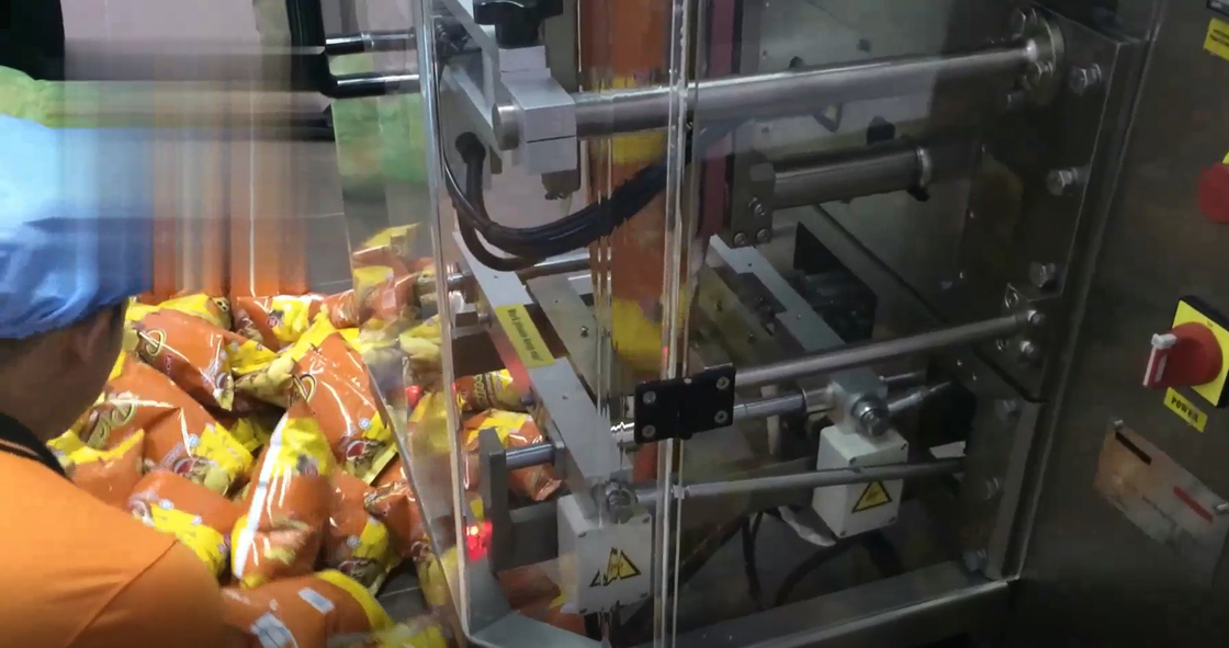 Het Wegen van VFFS Auto Vullende en Verzegelende Machine 2.2KW voor het het Hoofdkussenin zakken doen van het Snackvoedsel